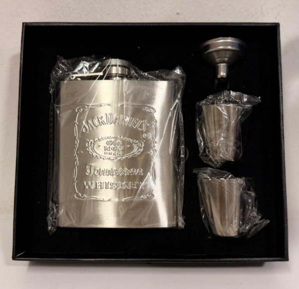 Producto - Petaca Whisky con accesorios de acero