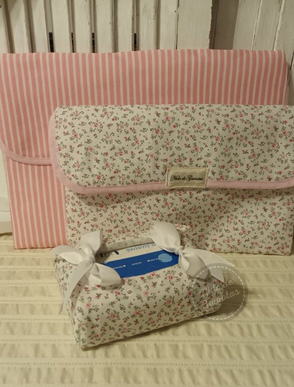 Producto - BOLSOS PARA ROPA DELICADA Y CAJA DE PAÑUELOS FORRADA "RAYAS Y MINI FLORES"