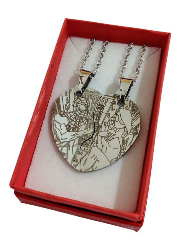 Producto - DIJE CORAZON COMPARTIDO SPIDERMAN MILES MORALES/SPIDER GWEN + CAJA DE REGALO