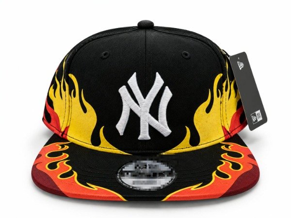 Producto - Gorra Plana NY New York Yankees FLAME logo blanco y llamas al costado