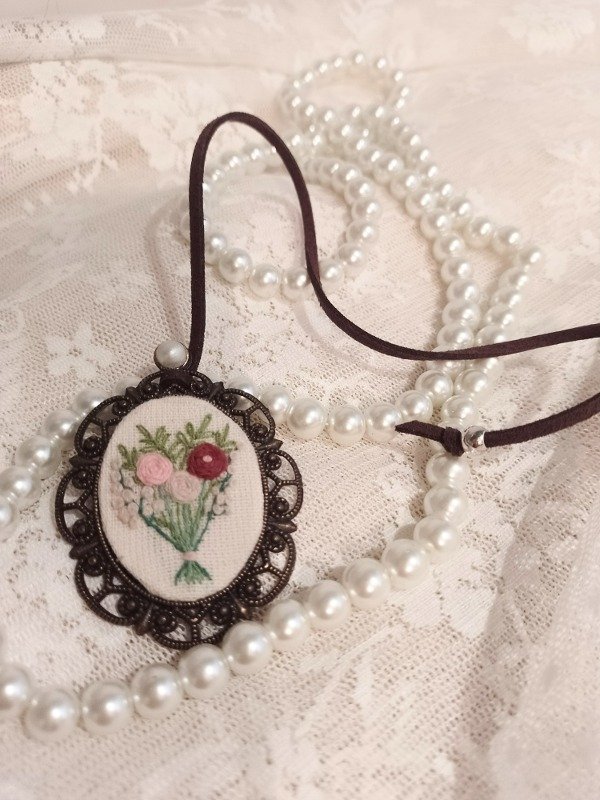 Producto - Marca página bordado modelo: Bouquet rosas