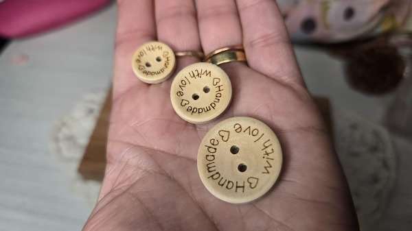 Producto - Boton madera. frase Handmade with love mediano 2cm x 25 unidades - 0