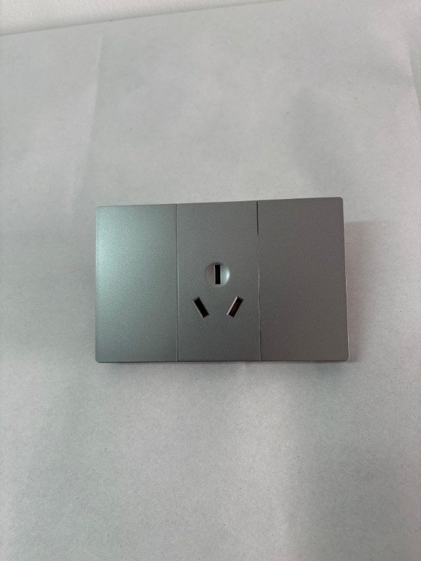 Producto - Toma universal simple (1 módulo) 20 amp con placa color grafito