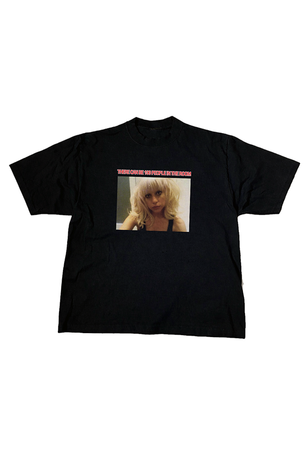 Producto - REMERA 100 PEOPLE IN A ROOM