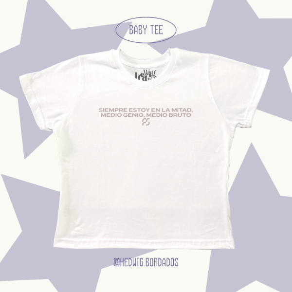Producto - Baby Tee "Medio Genio Medio Bruto CA7RIEL Y PACO"
