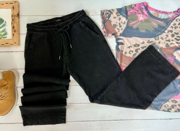 Pantalón recto negro con desgaste