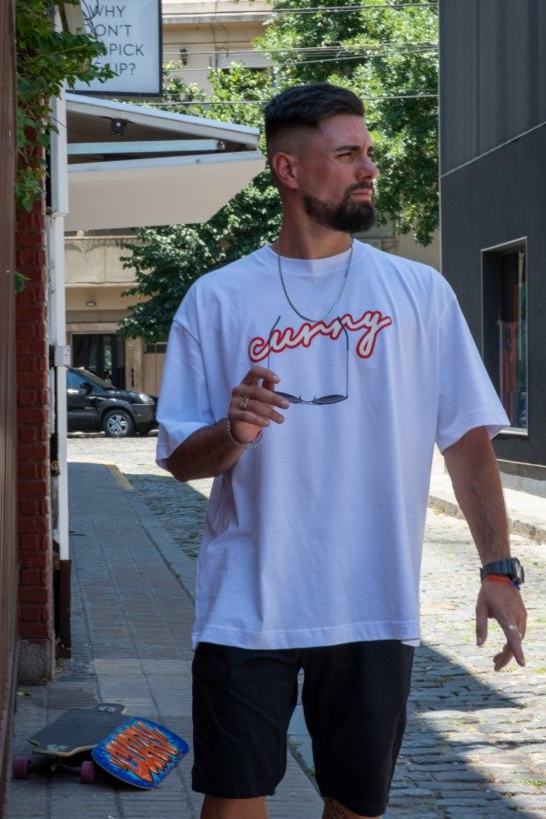 Producto - REMERA CURRY VIBE Oversize Blanco Rojo