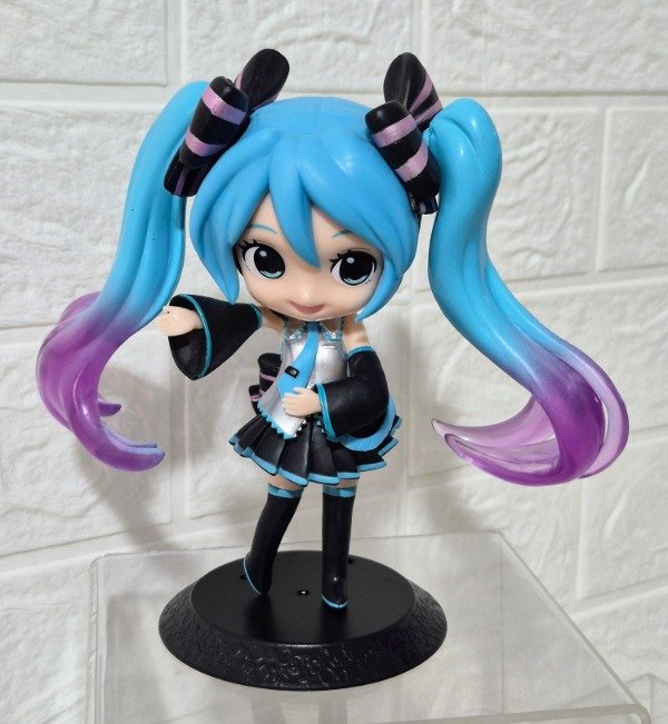 Producto - Figura Miku Hatsune - 17 cm con base.
