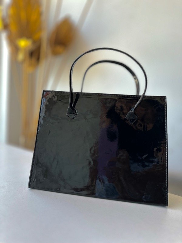 Producto - CARTERA RÍGIDA GRANDE CHAROL NEGRO