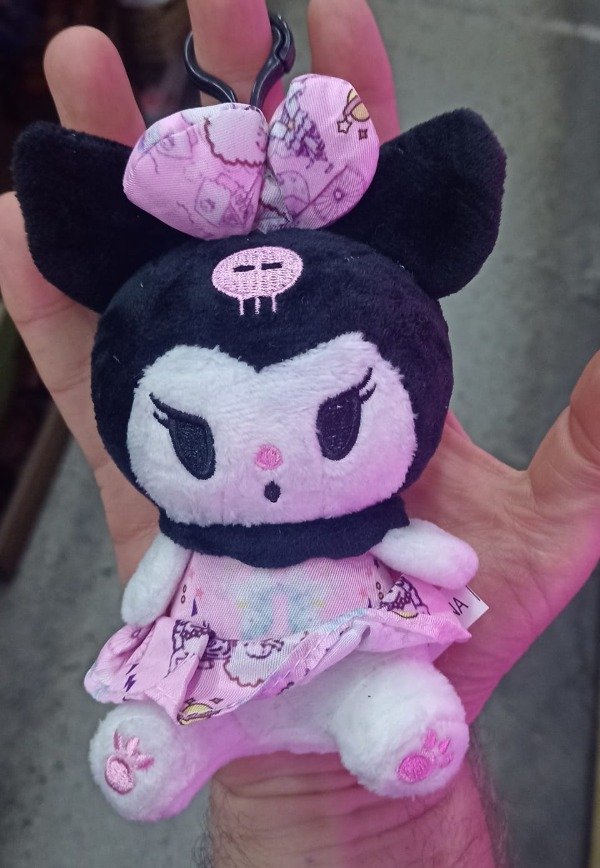 Producto - LLAVERO PELUCHE - KUROMI CON VESTIDO