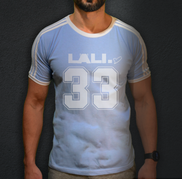 Remera Lali 33 celeste con rayas blancas
