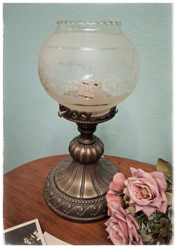 Producto - Velador con tulipa globo esmerilada