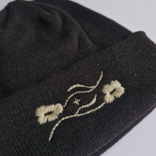 Gorro flora negro y hueso