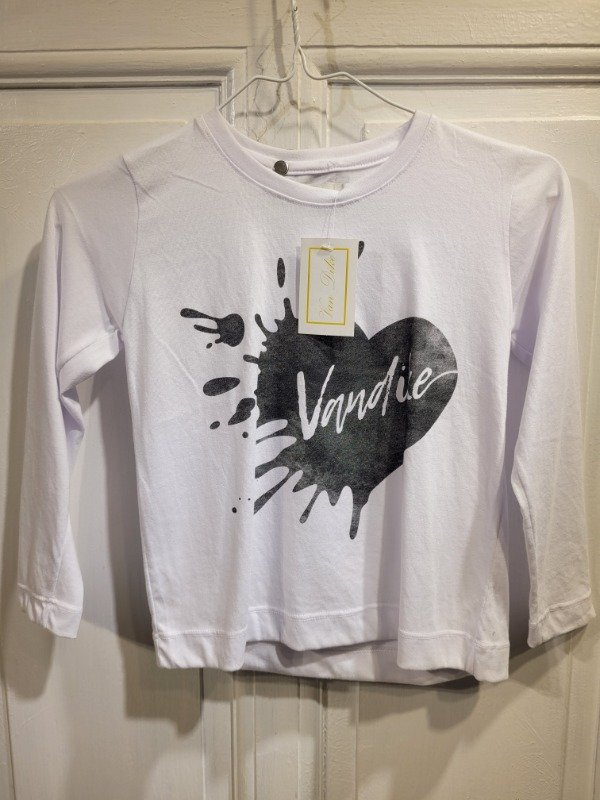 Producto - Remera VAN DIKE black heart Nueva c/etiqueta Talle 6 años - PRECIO: 24X