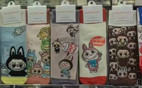 Producto - LW1-0015 MEDIA LARGAS CON DIBUJO DE LABUBU PURO ALGODON