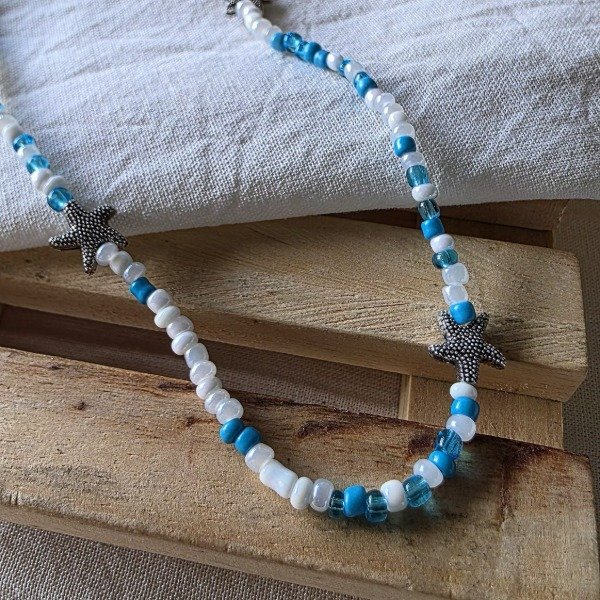 Producto - Collar Ac.Q con cuentas celestes y blancas con dijes estrellas plateadas
