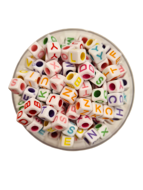 Producto - CUENTAS LETRAS CUADRADAS BLANCAS CON COLORES