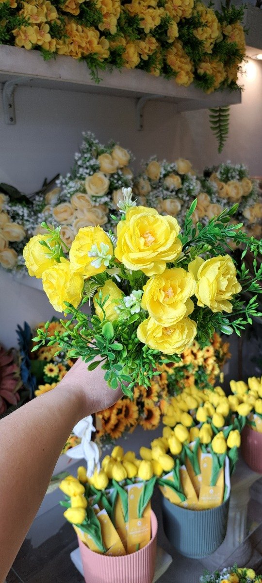 Producto - RAMO PEONIAS AMARILLAS FUERTE CON FOLLAJE