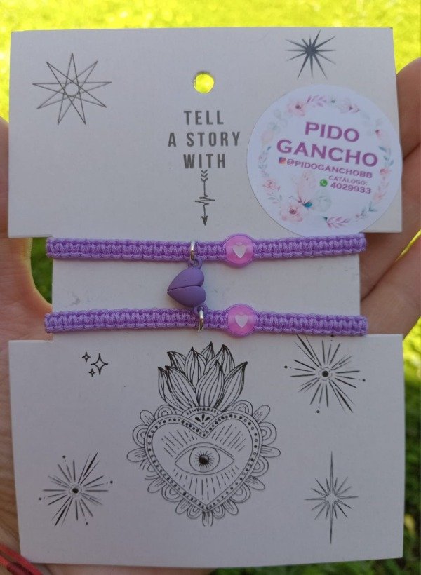 Producto - Set de pulseras lila, con imán corazón, personalizadas.