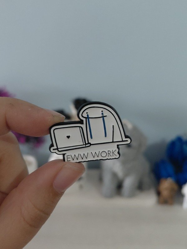 Producto - Pin metalizado - Eww work #1874