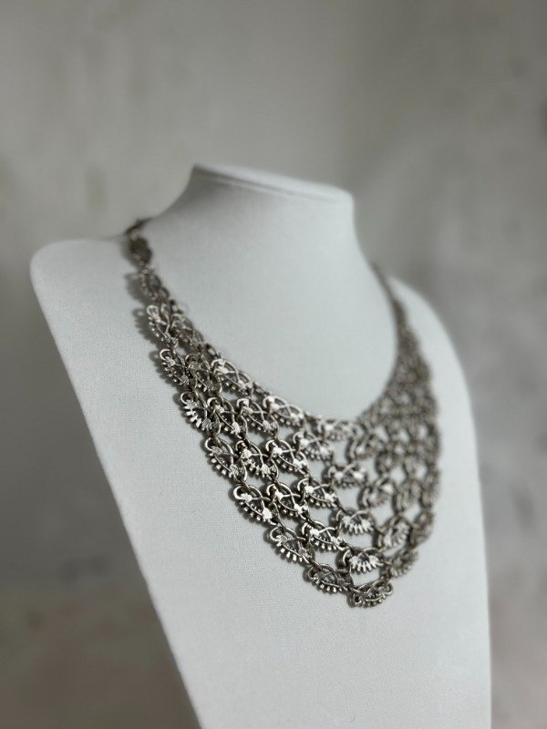Producto - Singular collar en red metálica color plateado