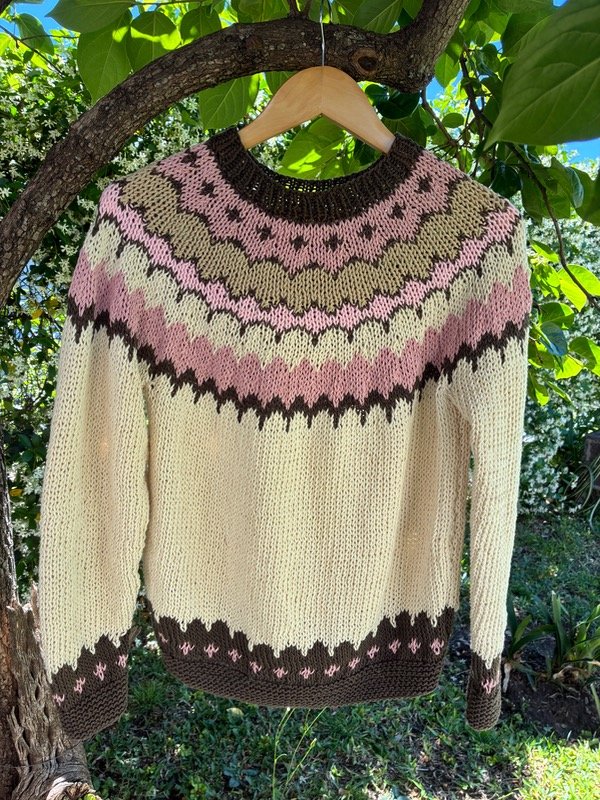 Producto - Sweater base crudo con rosa y chocolate