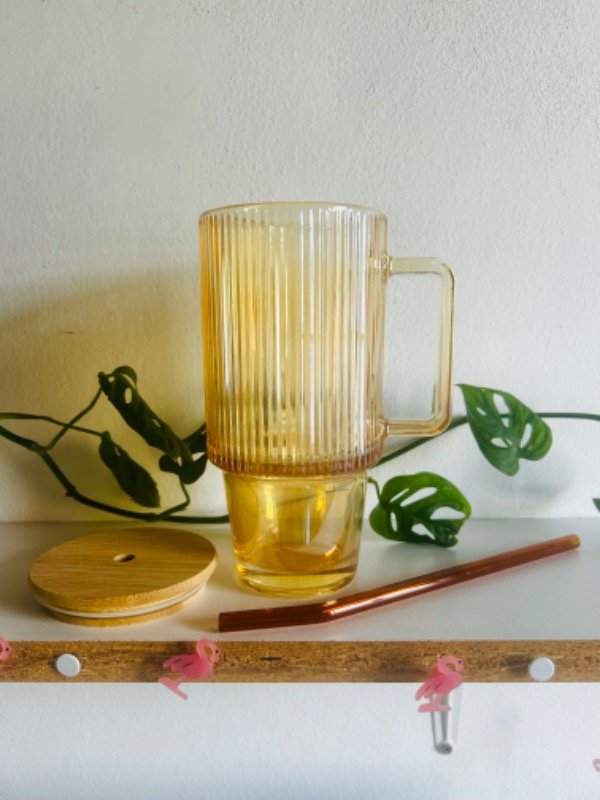 Producto - Vaso de vidrio tramado con tapa y bombilla ámbar - 4