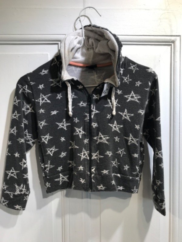 Producto - Buzo / Campera HACE LO QUE SIENTAS gris estrellas en sale- Talle 6- PRECIO: 7x