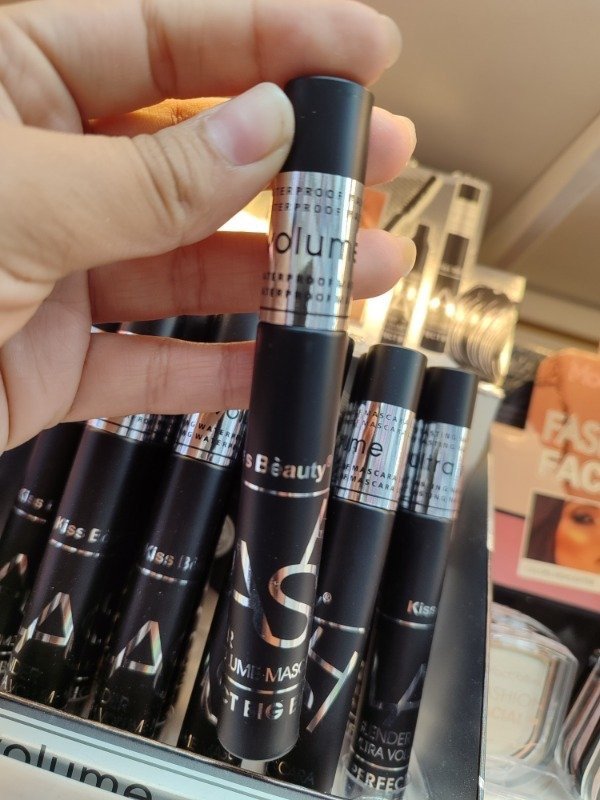Producto - Máscara de pestañas Ultra volumen Kiss Beauty