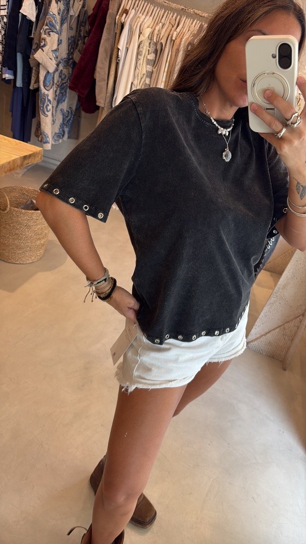 Producto - Remera Gris Tachas