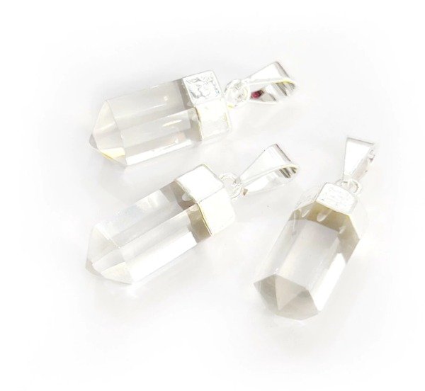 Producto - Dije bastoncito facetado de cuarzo cristal