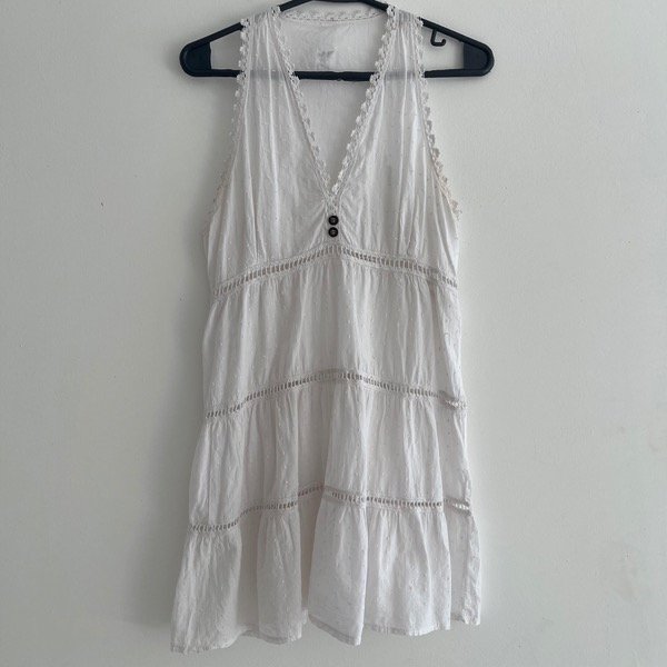 Producto - white sleeveness dress top.