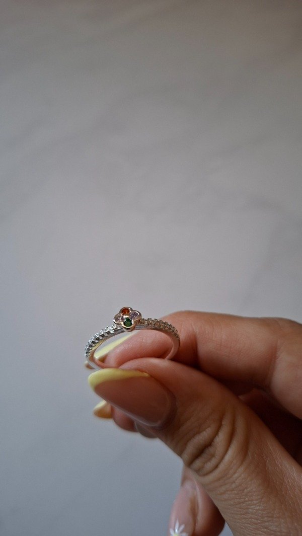 Producto - Anillo de acero blanco flor con piedras de colores