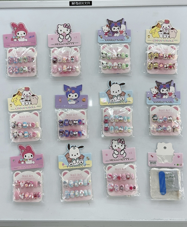 Producto - UNIAS POSTIZAS INFANTILES SANRIO CON APLIQUES XS002