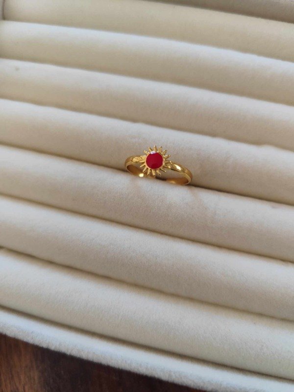 Producto - Anillo sol rojo. Acero dorado.