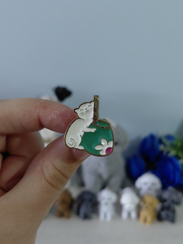 Producto - Pin metalizado ilustrado - Michi mate