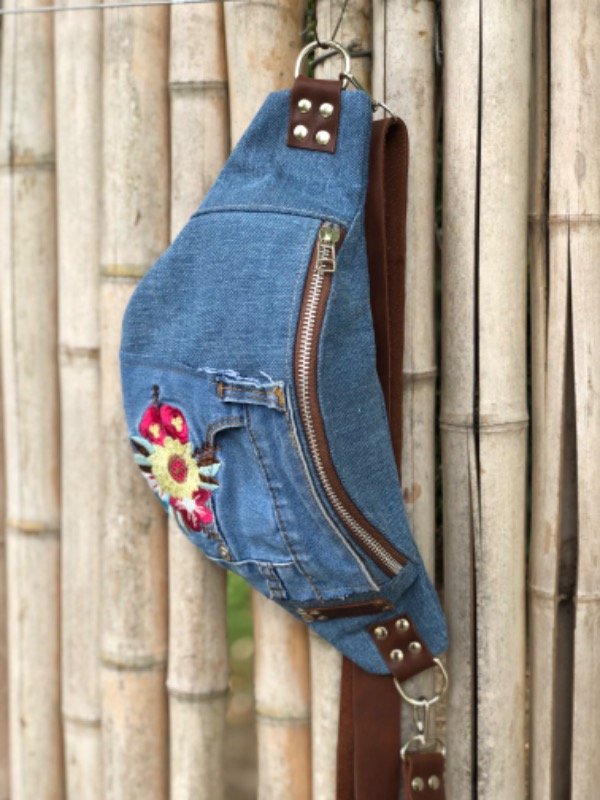Producto - Riñonera de jean con aplique bordado