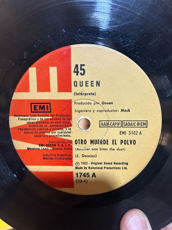 Producto - Queen Otro muerde el polvo simple 7