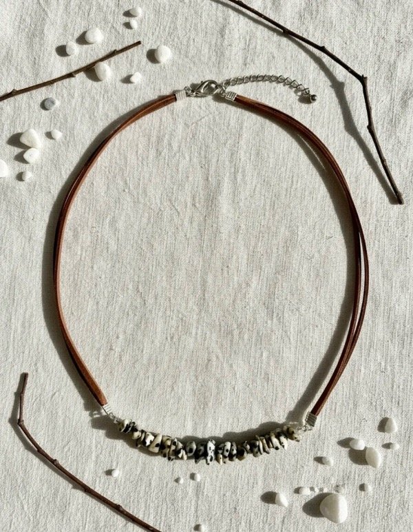 Producto - Collar de gamuza y piedras. Jaspe Dalmata