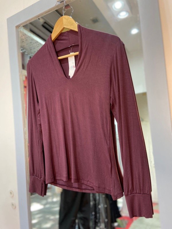 Producto - remera malbec escote v con puños