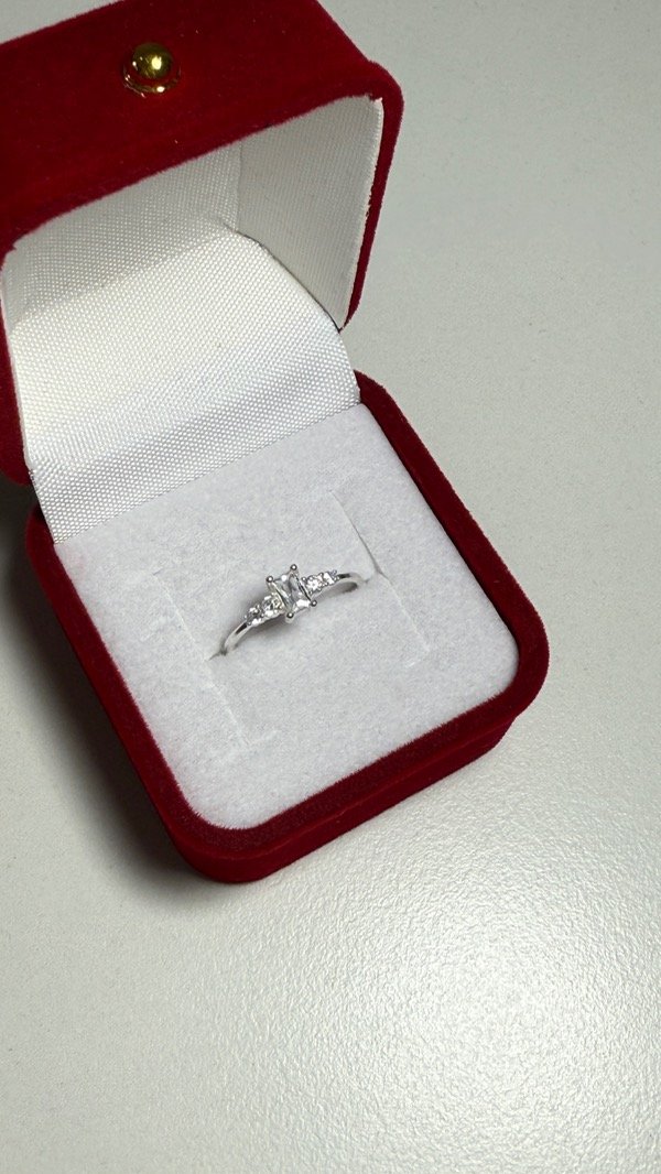 Producto - Anillo con piedra grande en el medio blanca y varias pequeñas chicas - 1