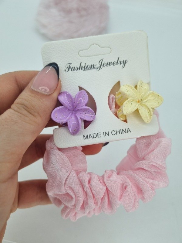 Producto - Set colitas scrunchies x2 + 2 broche hawai color