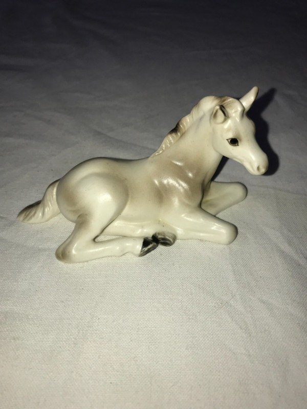 Producto - Vintage cute horse statuette.