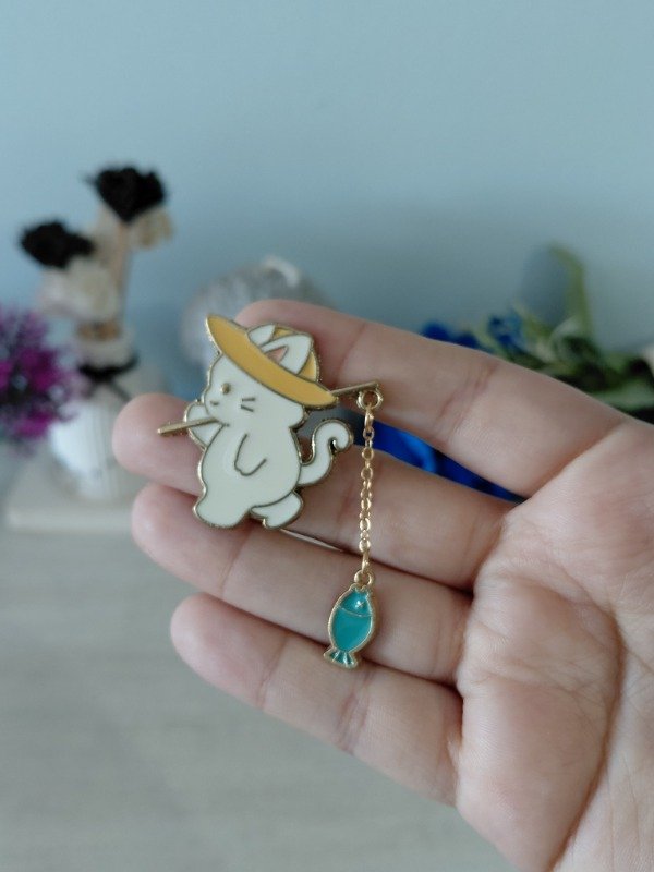 Producto - Pin metalizado - Michi pescando #1176