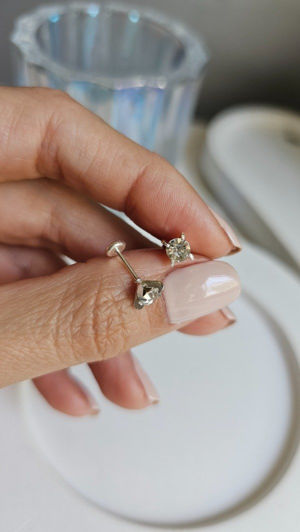 Producto - Abridor cubic blanco engarzado con grifa. Plata