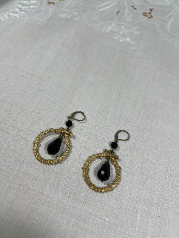 Producto - Aros colgantes dorados con cristal negro