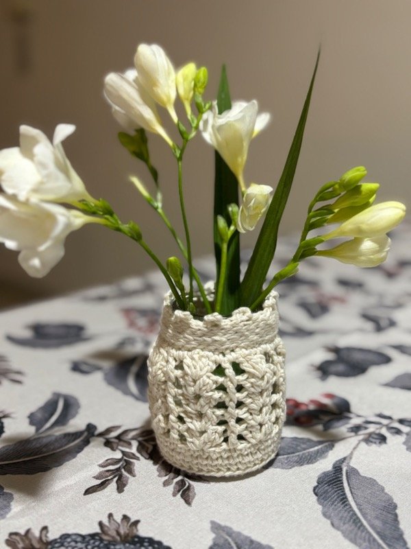 Producto - Funda para frasco reciclado tejida a crochet artesanal