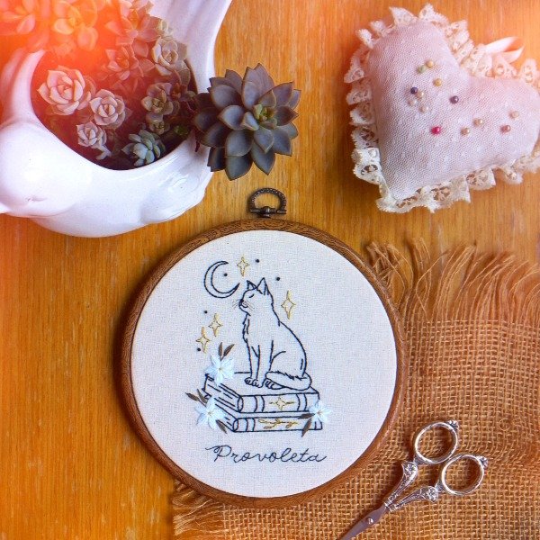 Producto - CUADRITO BORDADO - GATO SOBRE LIBROS