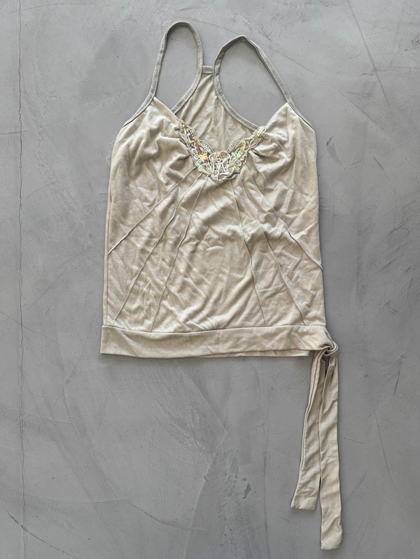 Producto - remera beige bordada