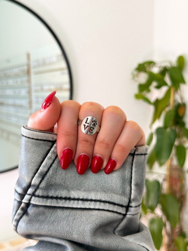 Producto - Anillo acero quirúrgico LOVE huellita